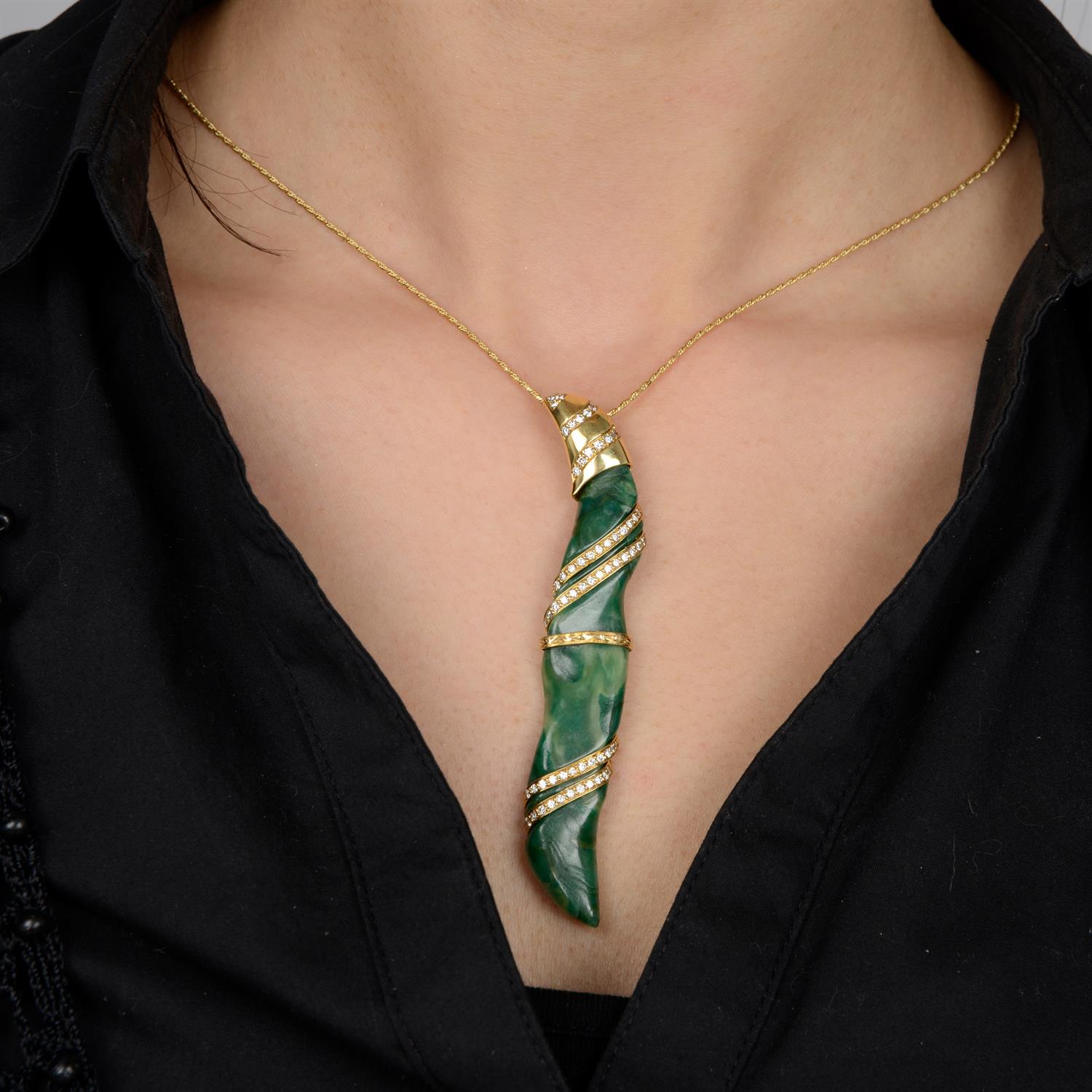 18ct gold diamond and green stone pendant, with chain - Image 5 of 5