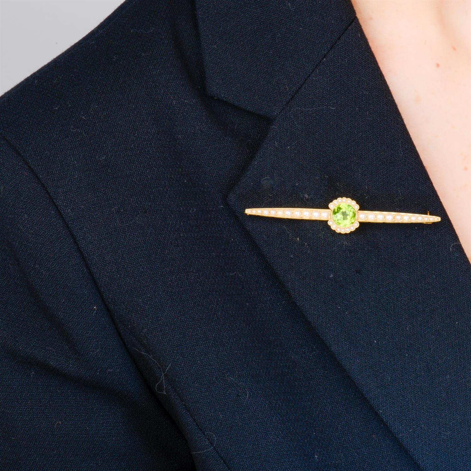 Early 20th century 15ct gold peridot and split pearl brooch - Image 4 of 4