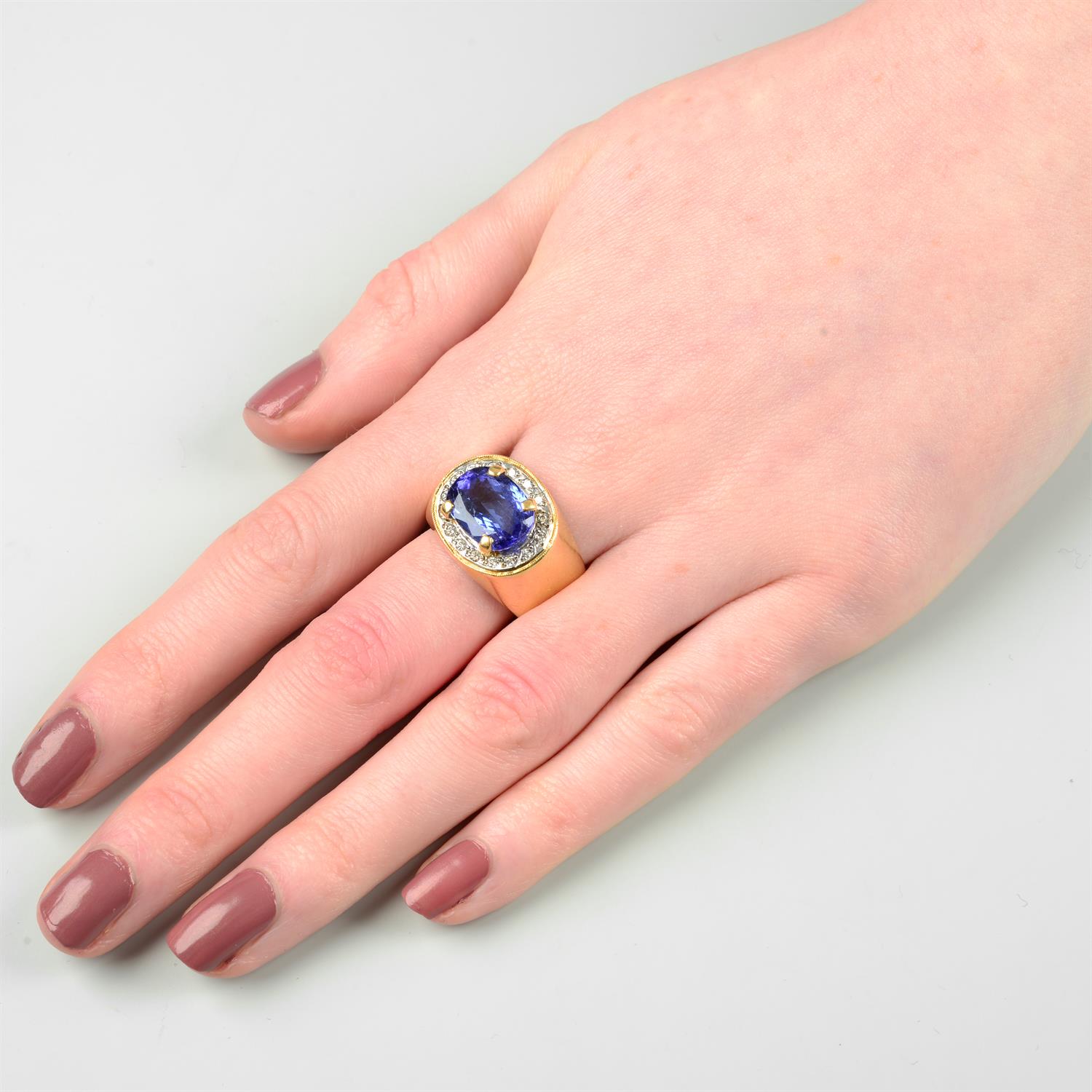 18ct gold tanzanite and diamond ring - Image 4 of 5