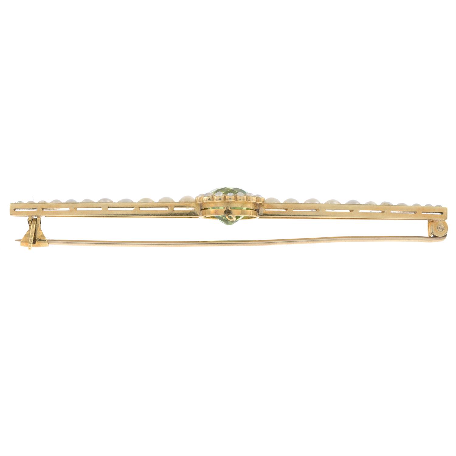 Early 20th century 15ct gold peridot and split pearl brooch - Image 3 of 4