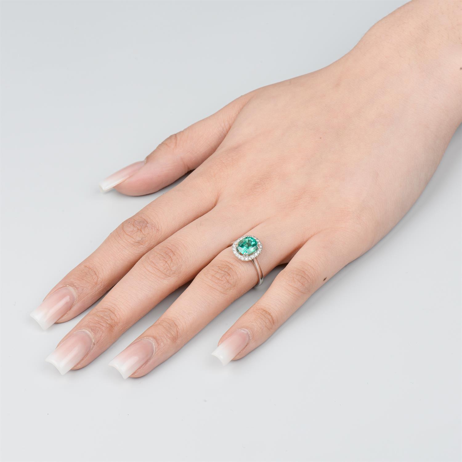 Emerald and diamond cluster ring - Image 5 of 5