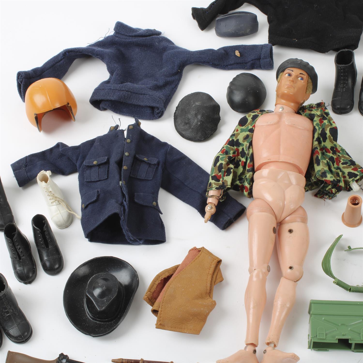 Two Action Man dolls and various accessories - Bild 2 aus 4