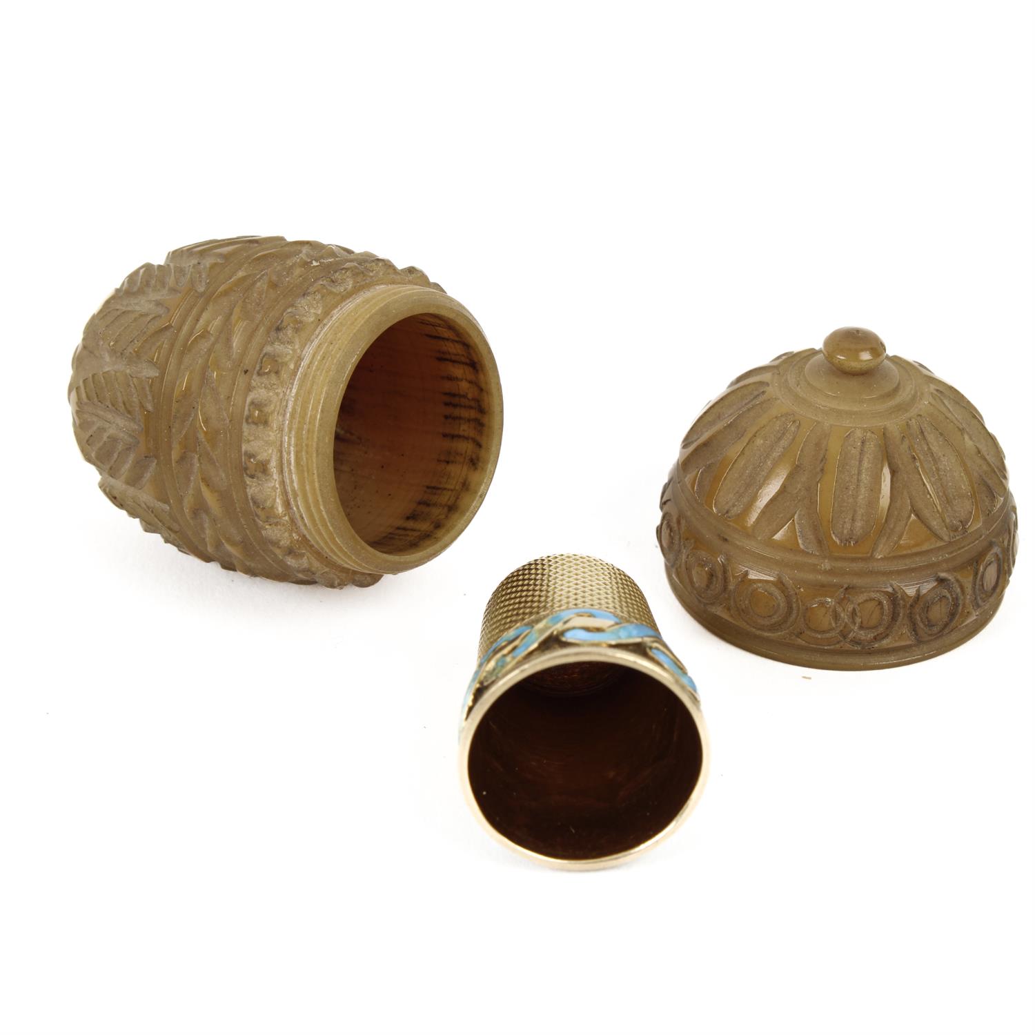 A late 19th century carved Coquilla nut and gold thimble. - Bild 2 aus 2