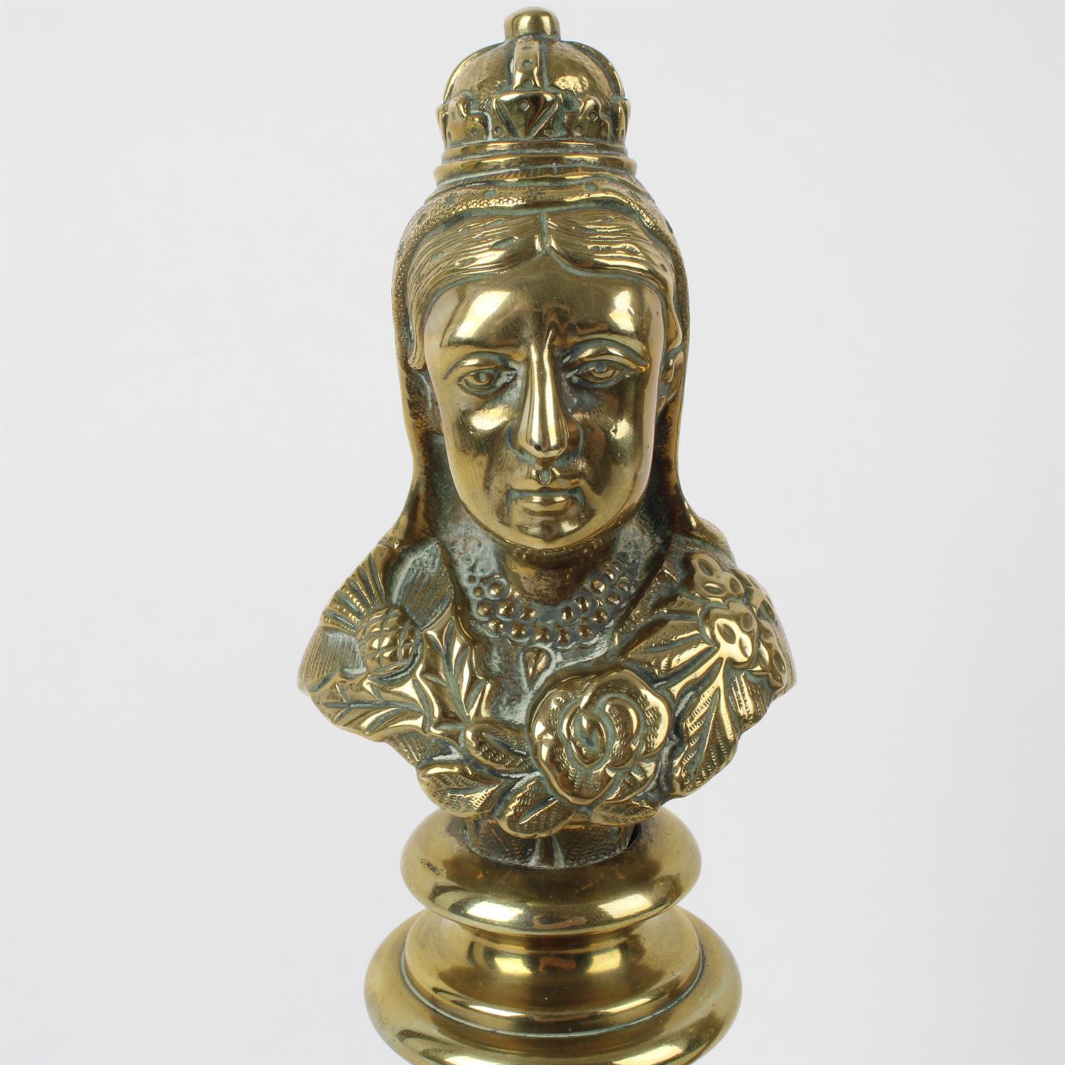 Brass portrait busts of Queen Victoria and General Gordon of Khartoum - Bild 2 aus 3