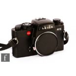 A Leica R5 Schwz body, black, 1987, serial number 1717211.