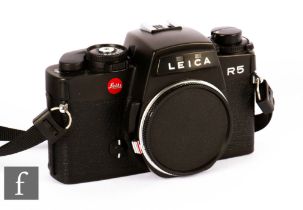 A Leica R5 Schwz body, black, 1987, serial number 1717211.