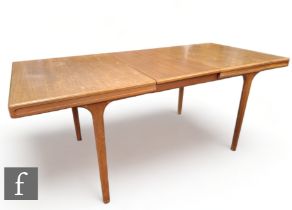 Unknown maker - A mid Century teak Danish extending dining table, raised on circular tapered support
