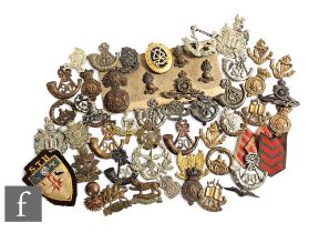 A small parcel lot of assorted military cap badges, cloth and other items, some copies.