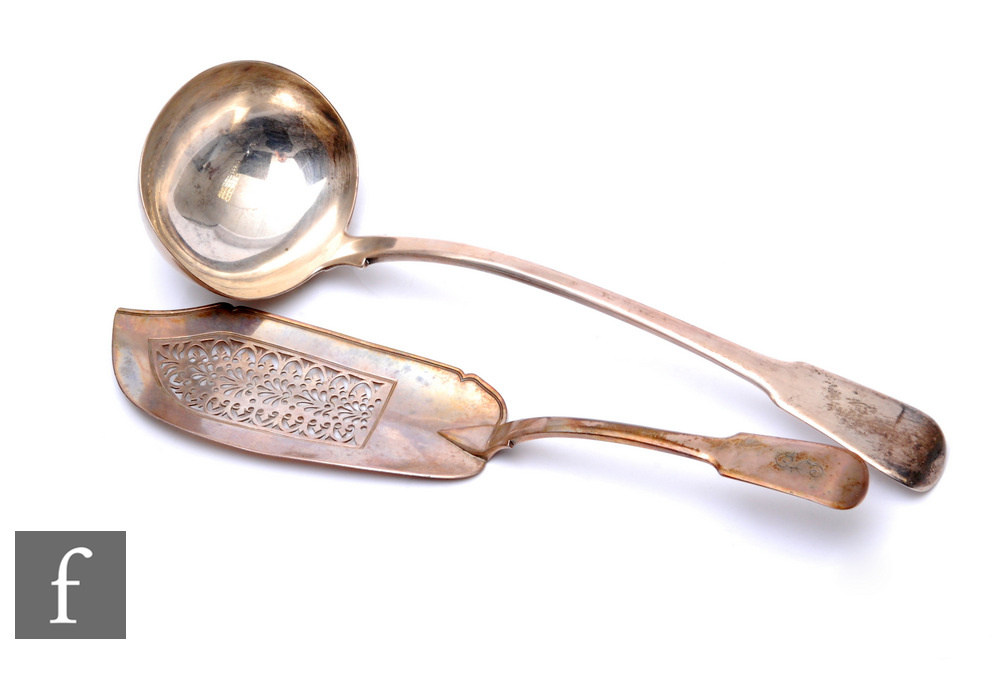 A Georgian hallmarked silver fiddle pattern soup ladle, length 32cm, with a silver fish slice, total