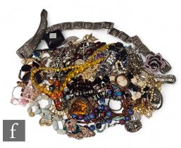 A parcel lot of assorted costume jewellery to include beads, brooches, bracelets, pendants, clips