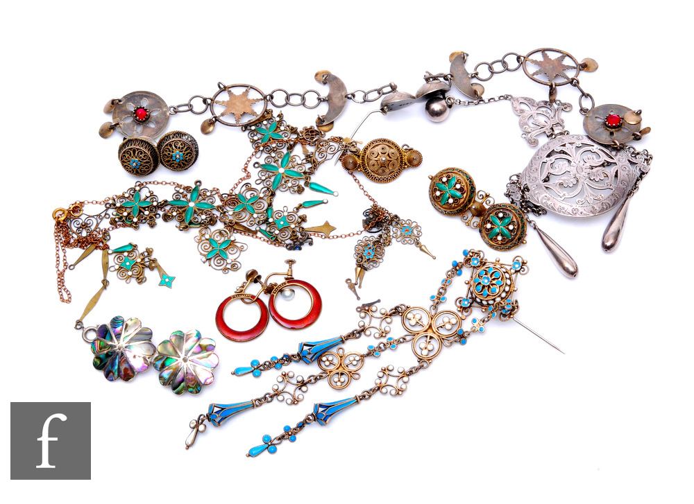 A small parcel lot of silver and enamelled jewellery to include a blue and white elongated brooch,