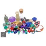 A small parcel lot of loose stones to include garnet, emerald, amethyst and lapis lazuli with two