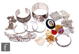 A small parcel lot of assorted jewellery to include hallmarked silver chains, bangles and