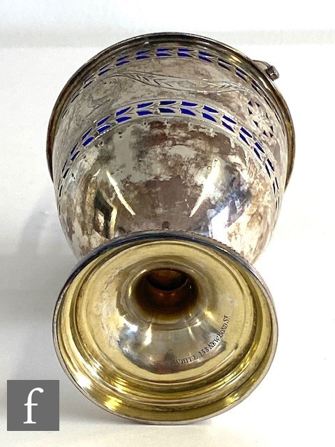 A hallmarked silver pedestal sugar basin with engraved swag and pierced decoration encompassing blue - Image 5 of 7