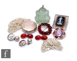 A small parcel lot of silver and other items to include chains, cufflinks, a carved glass study of