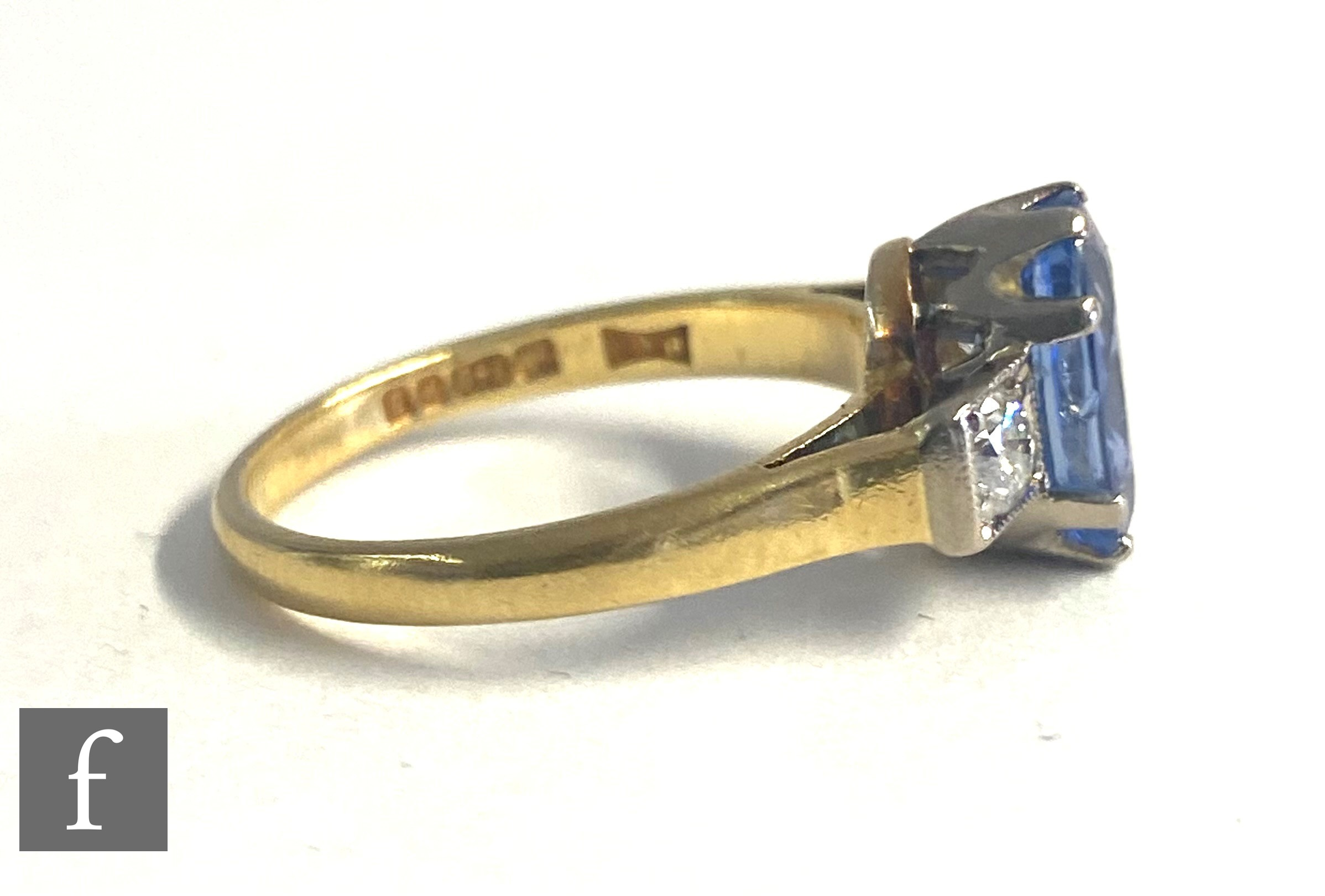 An 18ct hallmarked sapphire and diamond three stone ring, central oval cornflower blue sapphire - Image 3 of 4