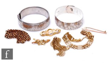 A small parcel lot of assorted 9ct silver items, total weight 20g, with two silver bangles, weight