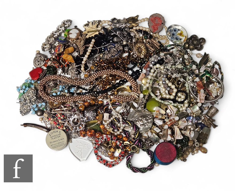 A parcel lot of assorted costume, silver and other jewellery to include beads, brooches, pendants,