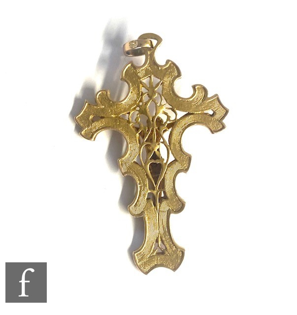 An 18ct crucifix with shaped borders, weight 8.5g, length 5.5cm, terminating in pendant loop. - Image 2 of 2