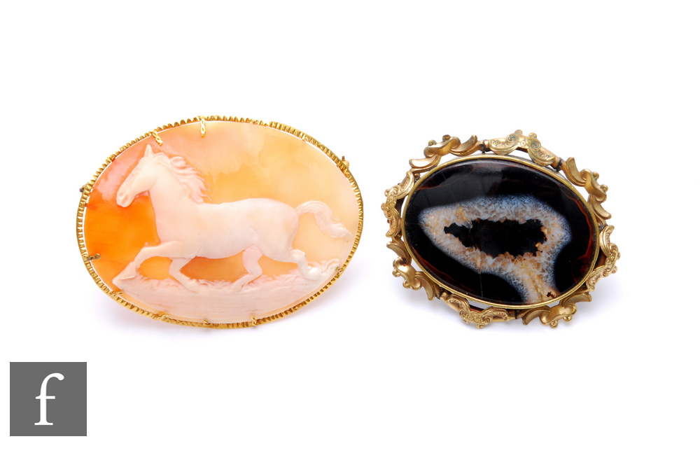 An 18ct mounted oval cameo brooch depicting a galloping horse, weight 19.5g, width 7.5g, stamped