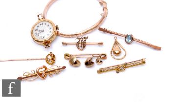 A parcel lot of assorted 9ct jewellery to include a bangle, five bar brooches, a stick pin and a