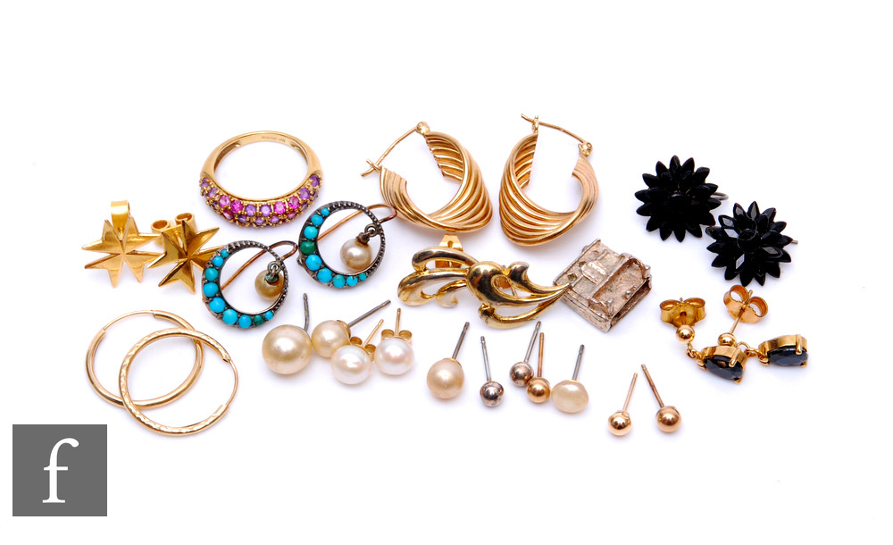 A small parcel lot of 9ct and other jewellery to include earrings, a ring, a charm etc, weight of