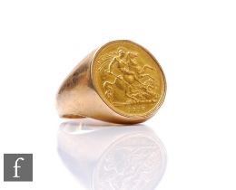 A George V 1918 half sovereign inset signet ring, reverse George & Dragon, weight 12.5g.