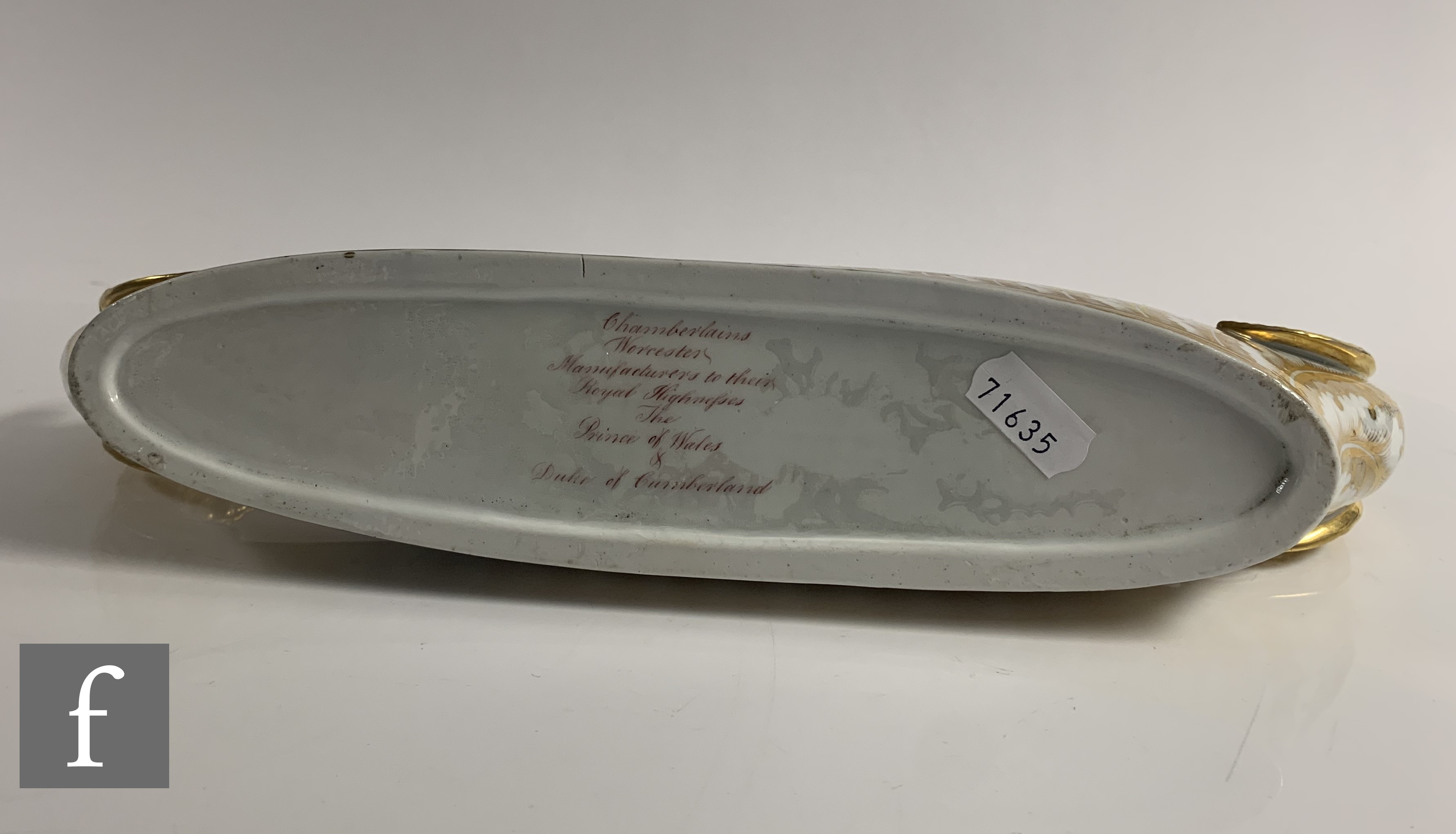 An early 19th Century Chamberlains Worcester pen tray of boat form, painted with feathers to the - Image 2 of 3