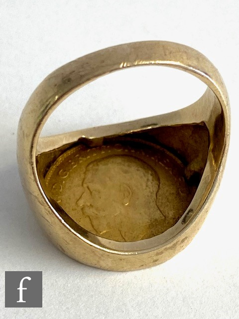 A George V 1918 half sovereign inset signet ring, reverse George & Dragon, weight 12.5g. - Image 5 of 5