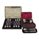 A cased set of 11 silver Teaspoons and Tongs, by Edward Barnard & Sons Ltd., London; a cased