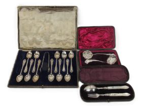 A cased set of 11 silver Teaspoons and Tongs, by Edward Barnard & Sons Ltd., London; a cased