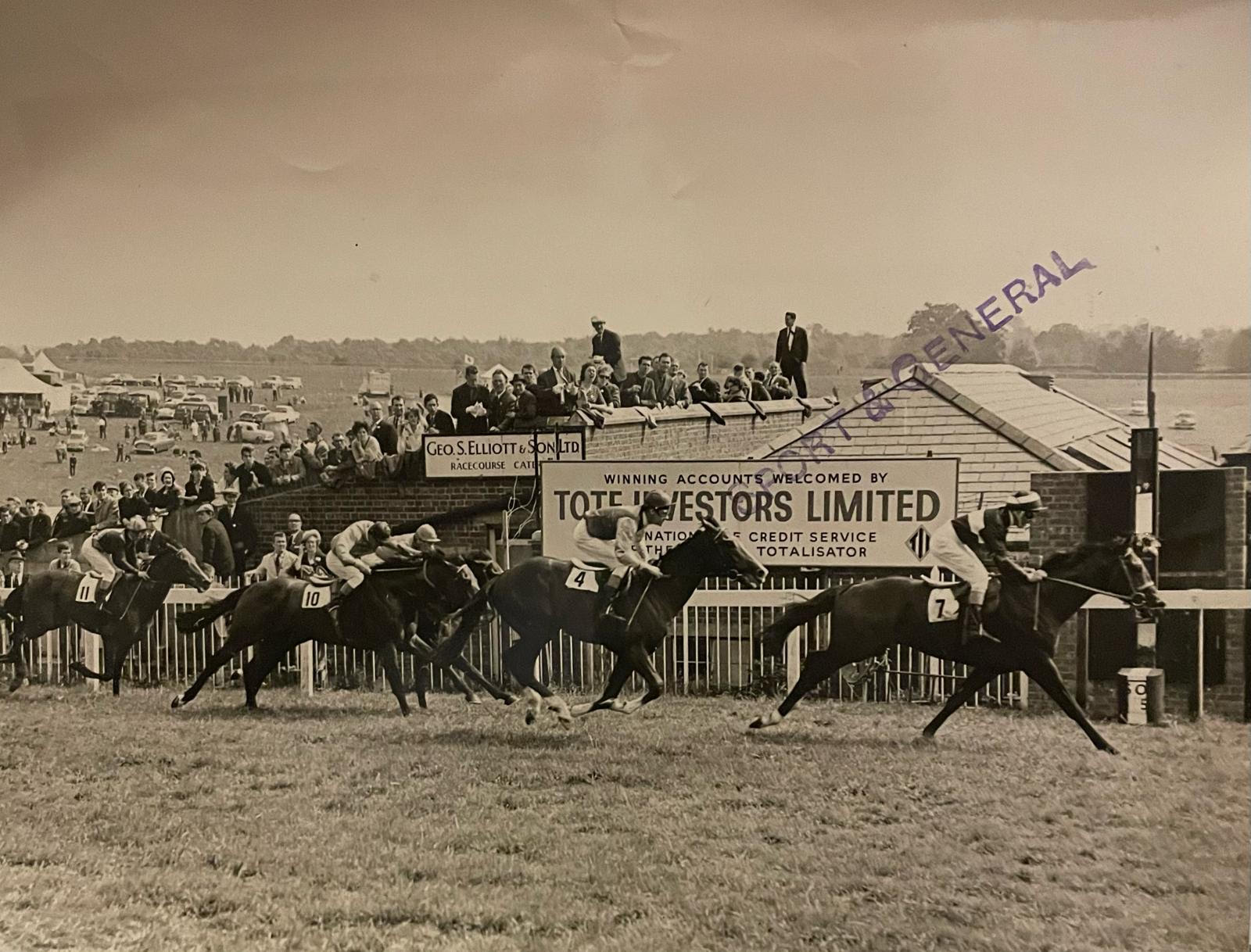 The Ladbroke Epsom Gold Cup, 1963 Horse Racing:  An important silver gilt two handled Trophy, by - Bild 3 aus 5