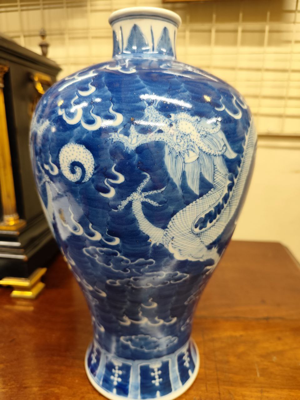 A large Chinese blue and white bulbous shaped 'Dragon Vase,' decorated with floating dragons, - Image 6 of 8