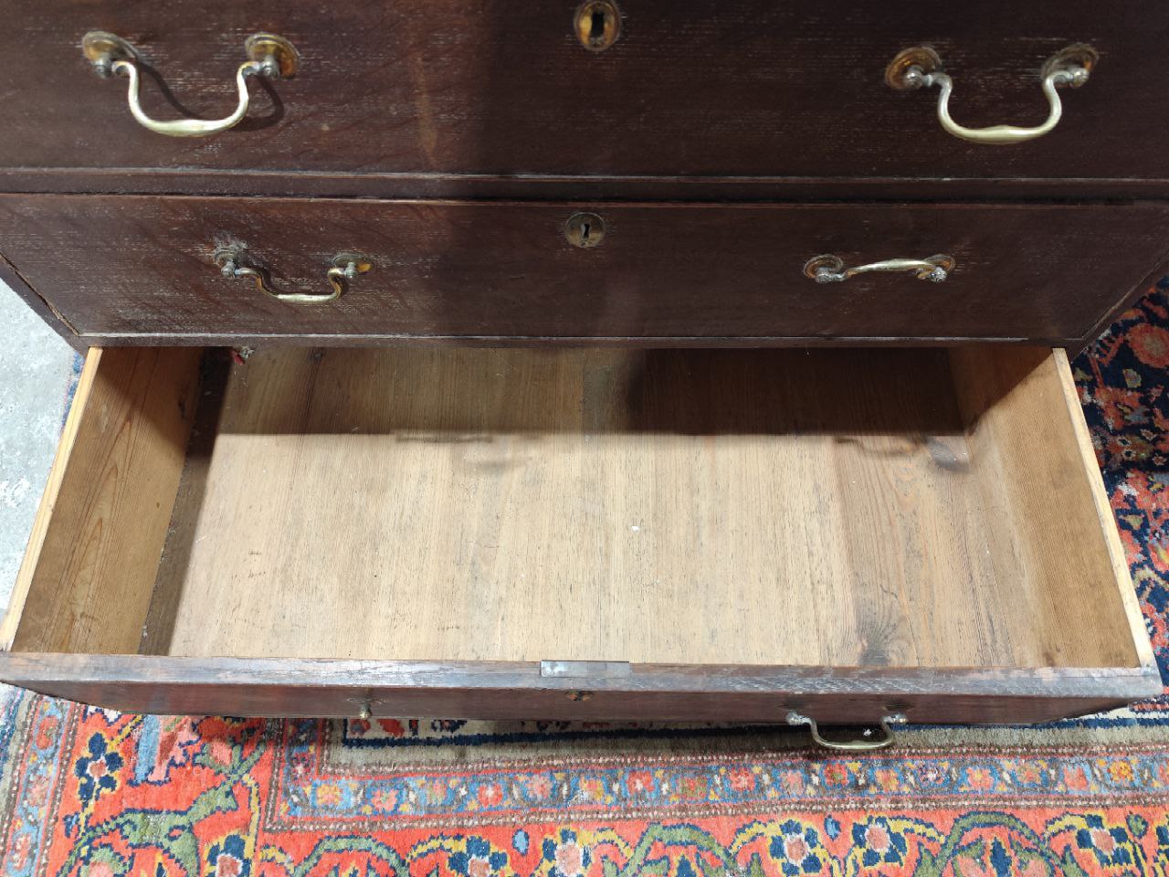 A Georgian Provincial oak Chest of Drawers, with tray top over two short and three long drawers with - Image 3 of 10