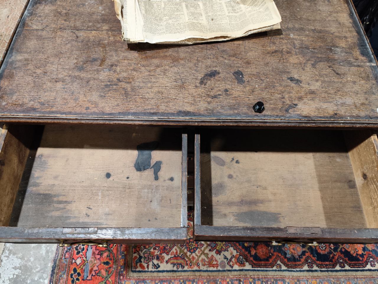 A Georgian Provincial oak Chest of Drawers, with tray top over two short and three long drawers with - Image 6 of 10