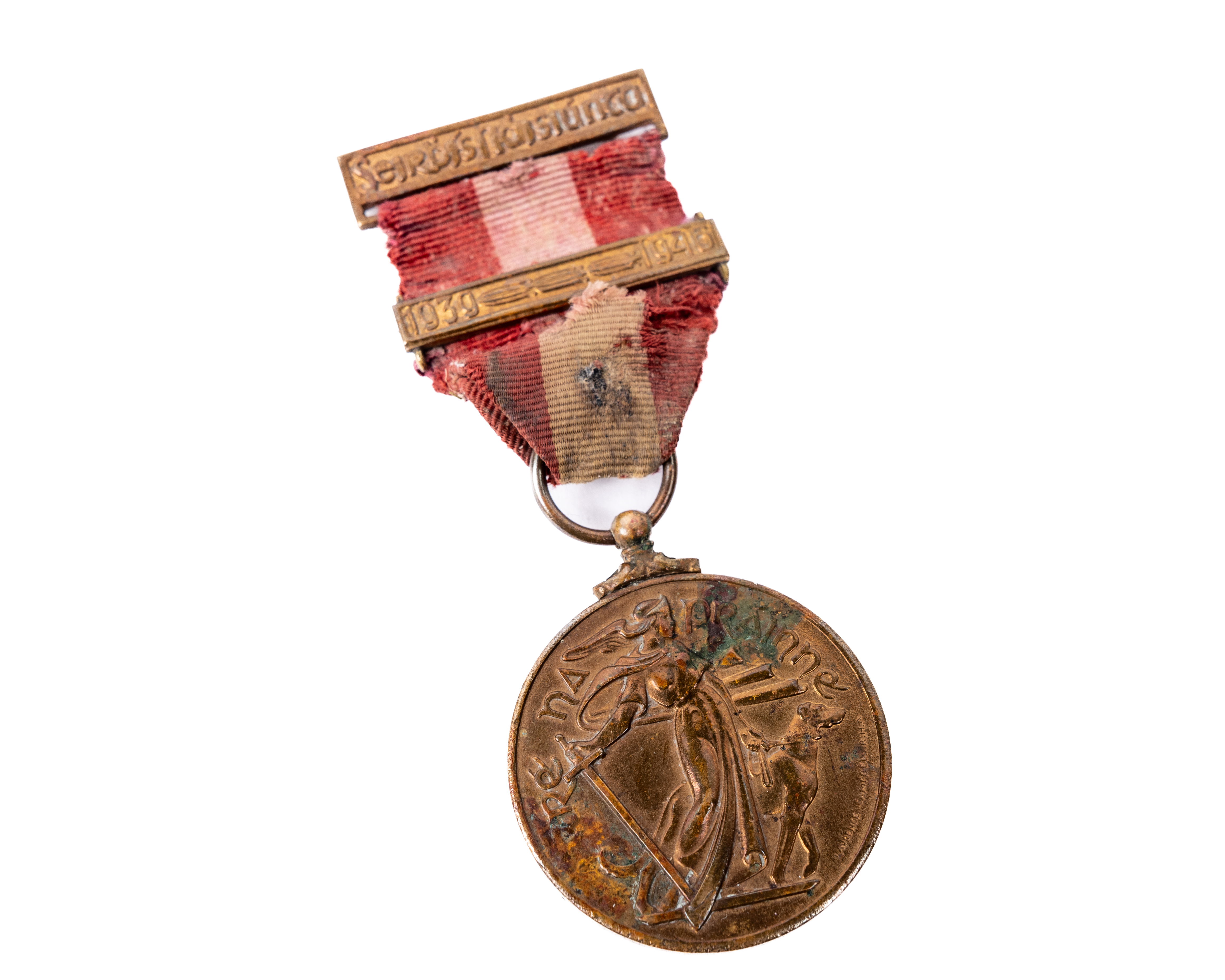Military: Irish Army - The Emergency - A Re-Na-Prainne Seirbhis Naisiumta 1939-1946 Medal with red