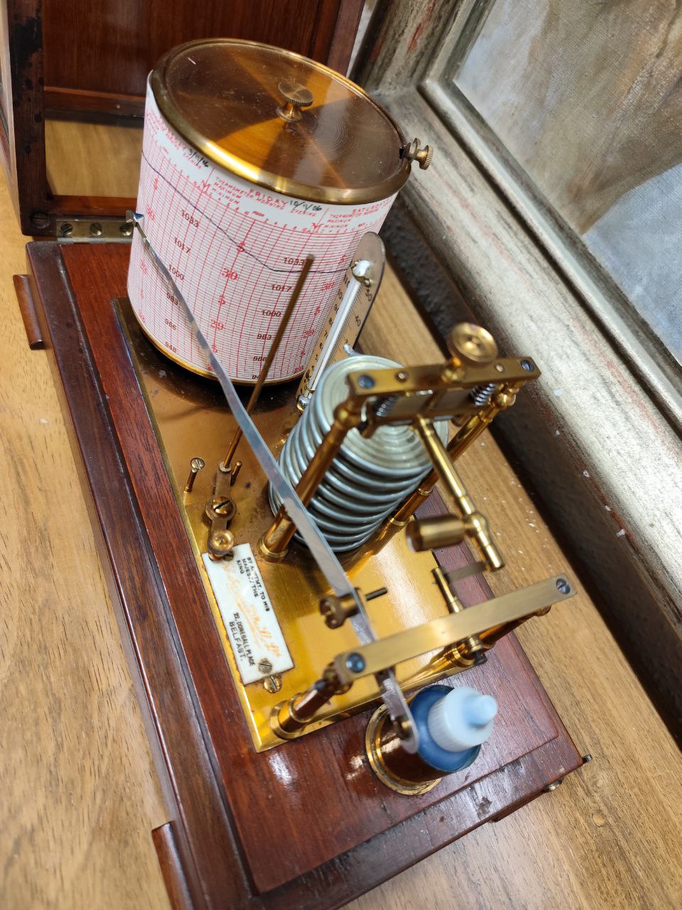 A very good 20th Century mahogany cased Barograph, by Shelman Mc Neill, 22 Donegal Place, Belfast, - Bild 5 aus 5