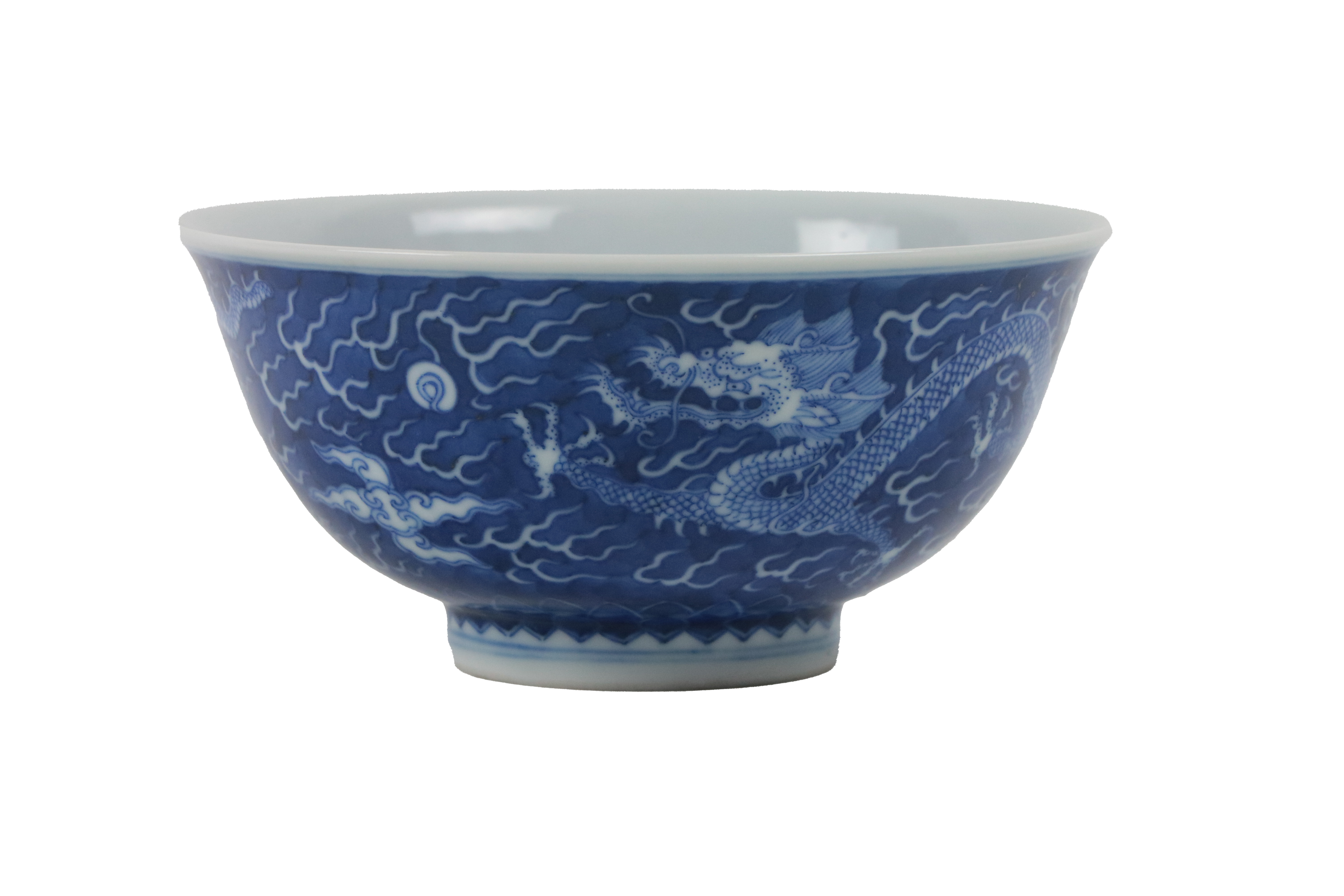 An early Chinese blue and white 'Dragon' Bowl, the interior with medallion design of floating five - Bild 2 aus 6