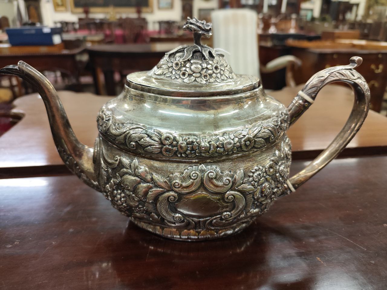 An attractive Irish Georgian period oval shaped silver Teapot, by Robert Breading, Dublin 1804, - Image 5 of 6