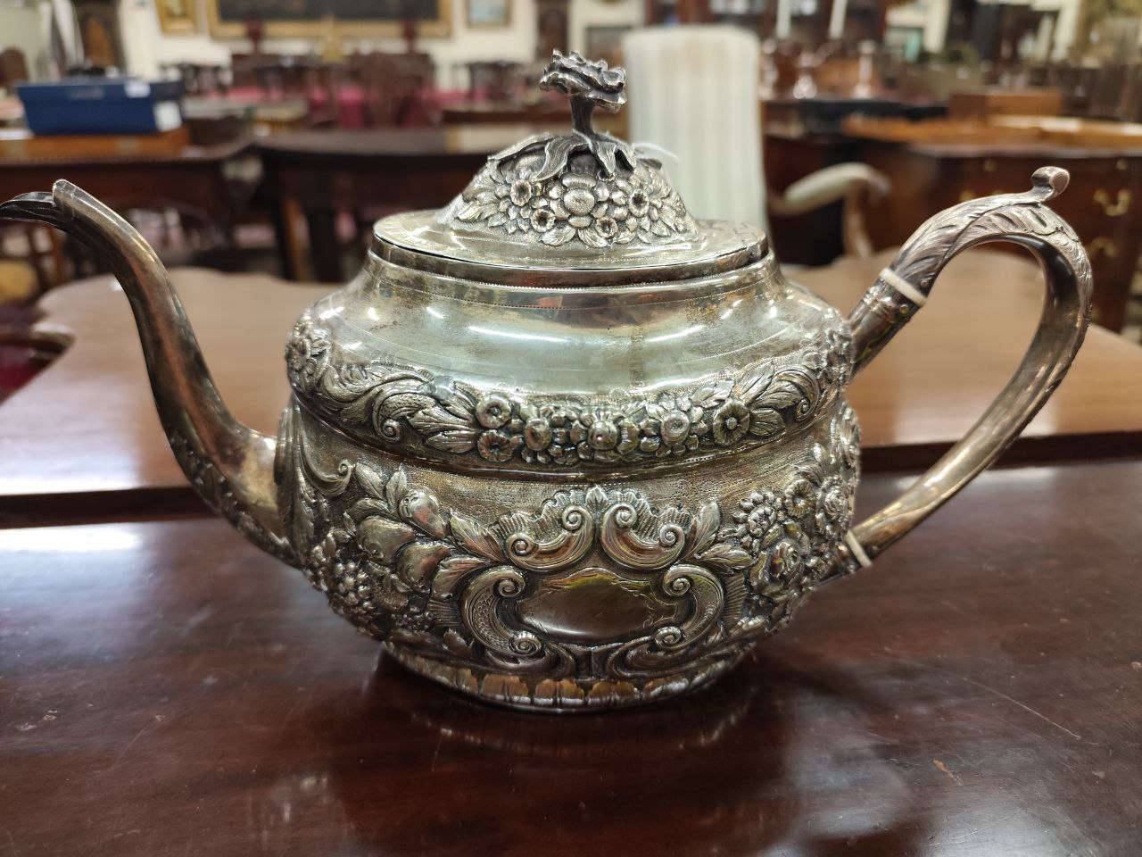 An attractive Irish Georgian period oval shaped silver Teapot, by Robert Breading, Dublin 1804, - Bild 5 aus 6