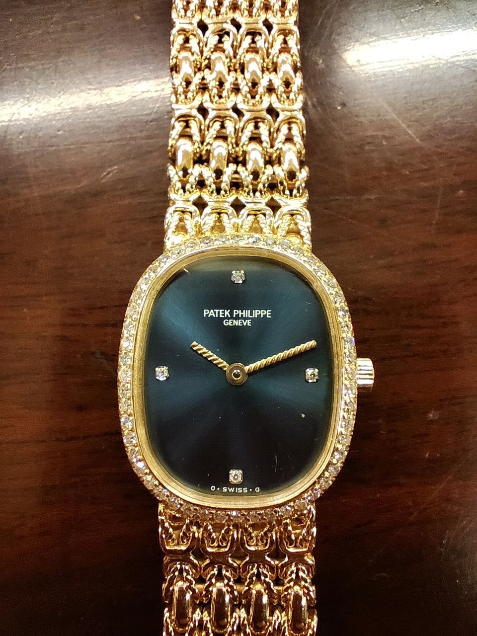 A Ladies Patek Philippe 18ct gold Wrist Watch, the sapphire and face set with four diamonds on the - Bild 3 aus 9