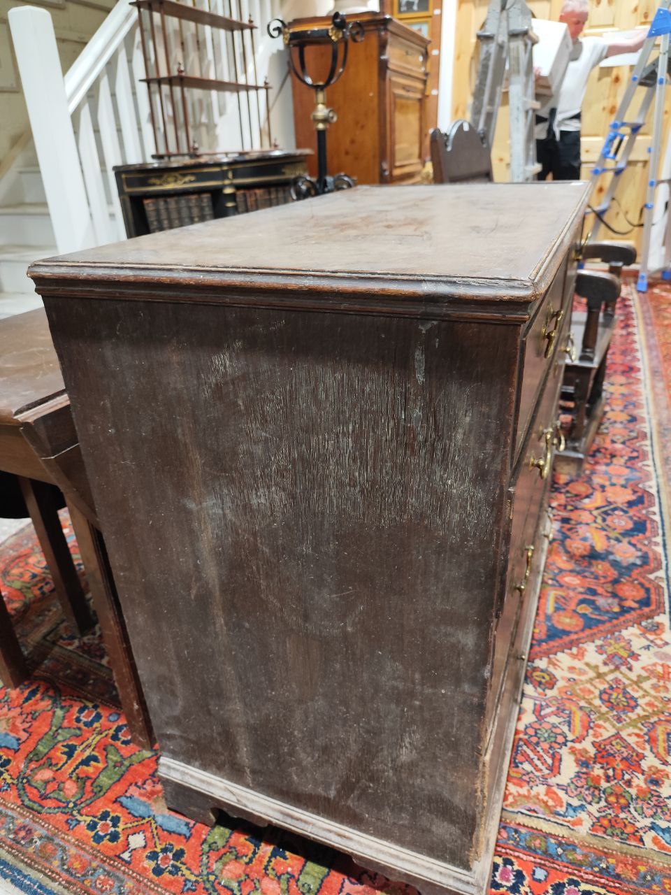 A Georgian Provincial oak Chest of Drawers, with tray top over two short and three long drawers with - Image 8 of 10