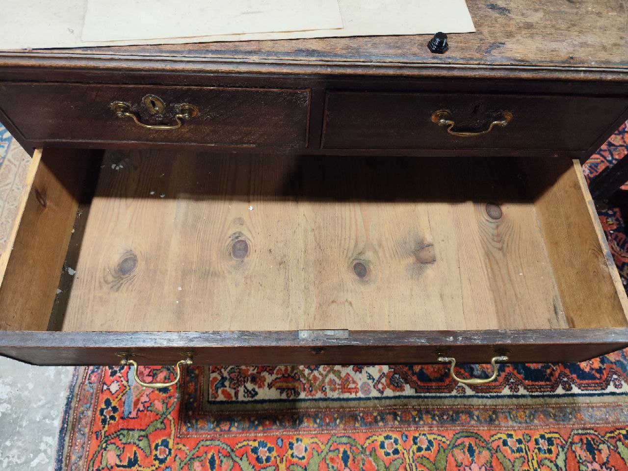 A Georgian Provincial oak Chest of Drawers, with tray top over two short and three long drawers with - Image 4 of 10