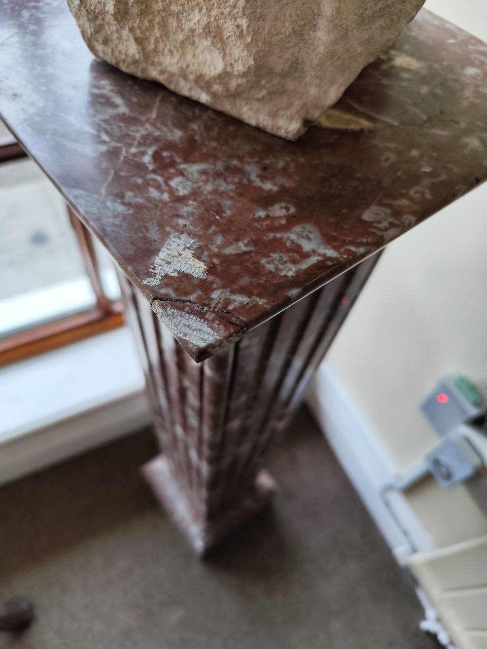 An attractive marble pedestal Plinth, with square top on a reeded tapering pillar on a square plinth - Bild 3 aus 5