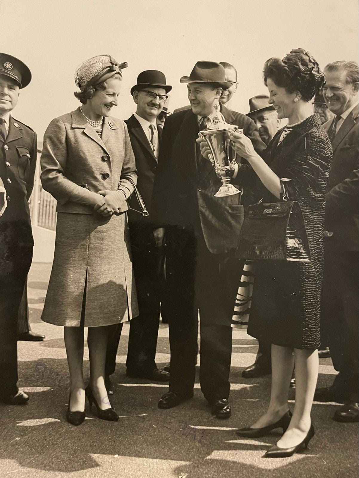 The Ladbroke Epsom Gold Cup, 1963 Horse Racing:  An important silver gilt two handled Trophy, by - Bild 4 aus 5