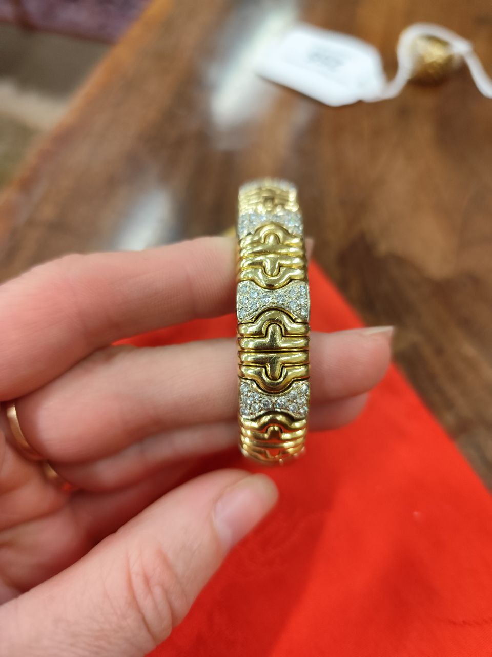 An attractive 18ct lime and yellow gold Bulgari design rigid Bracelet, set with 60 diamonds 1. - Image 3 of 18