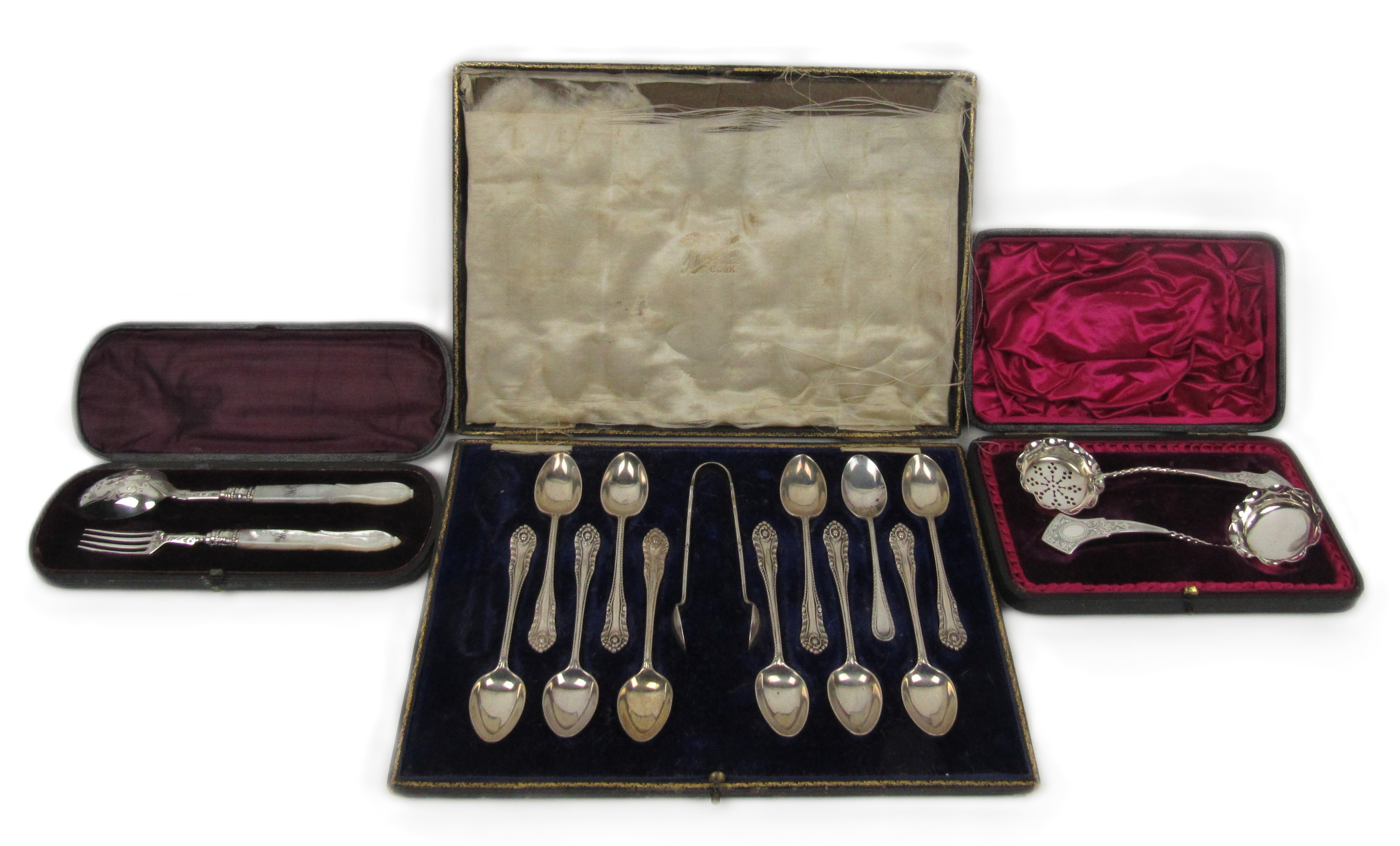 A cased set of 11 silver Teaspoons and Tongs, by Edward Barnard & Sons Ltd., London; a cased - Bild 2 aus 2