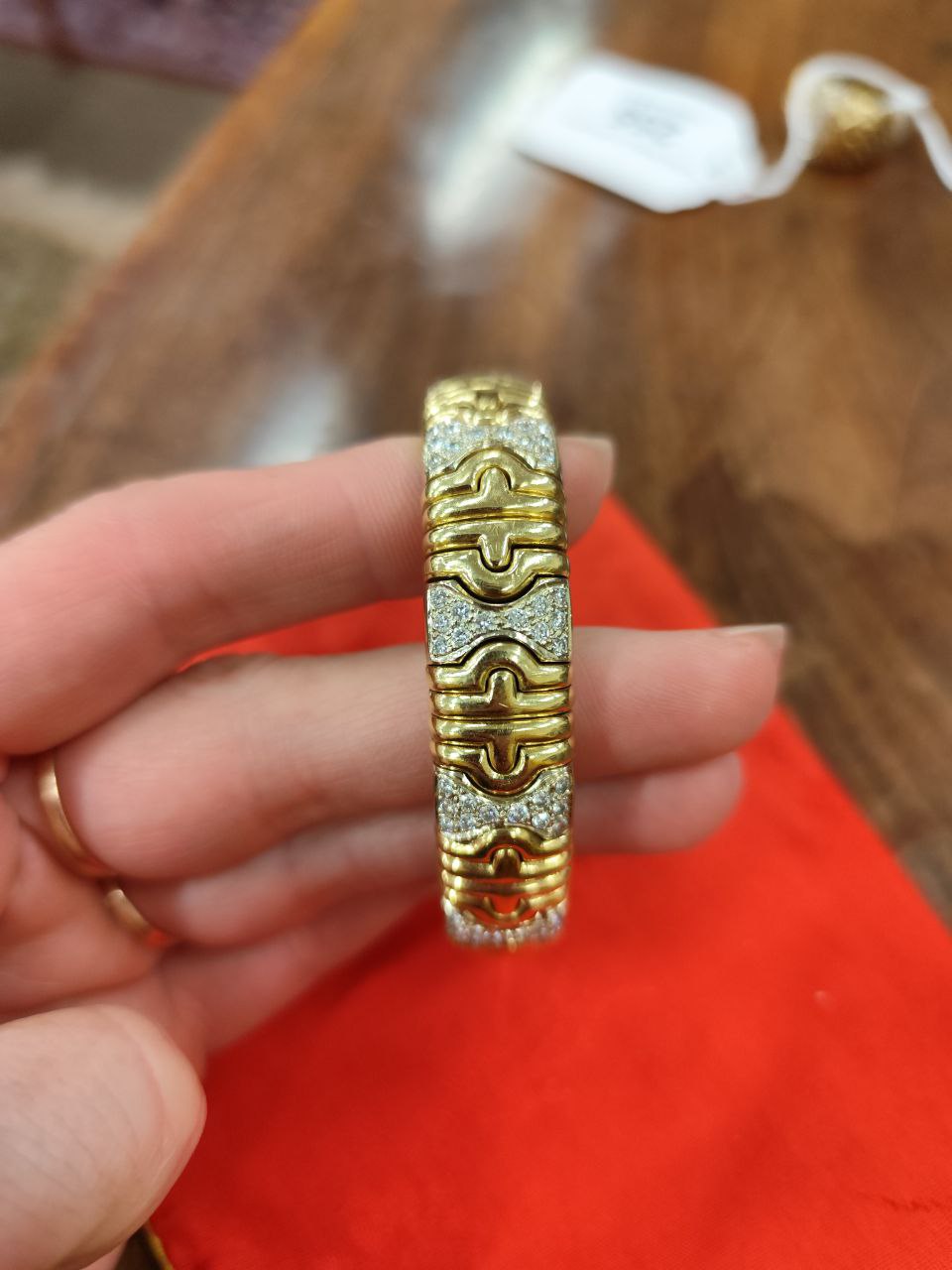 An attractive 18ct lime and yellow gold Bulgari design rigid Bracelet, set with 60 diamonds 1. - Image 6 of 18