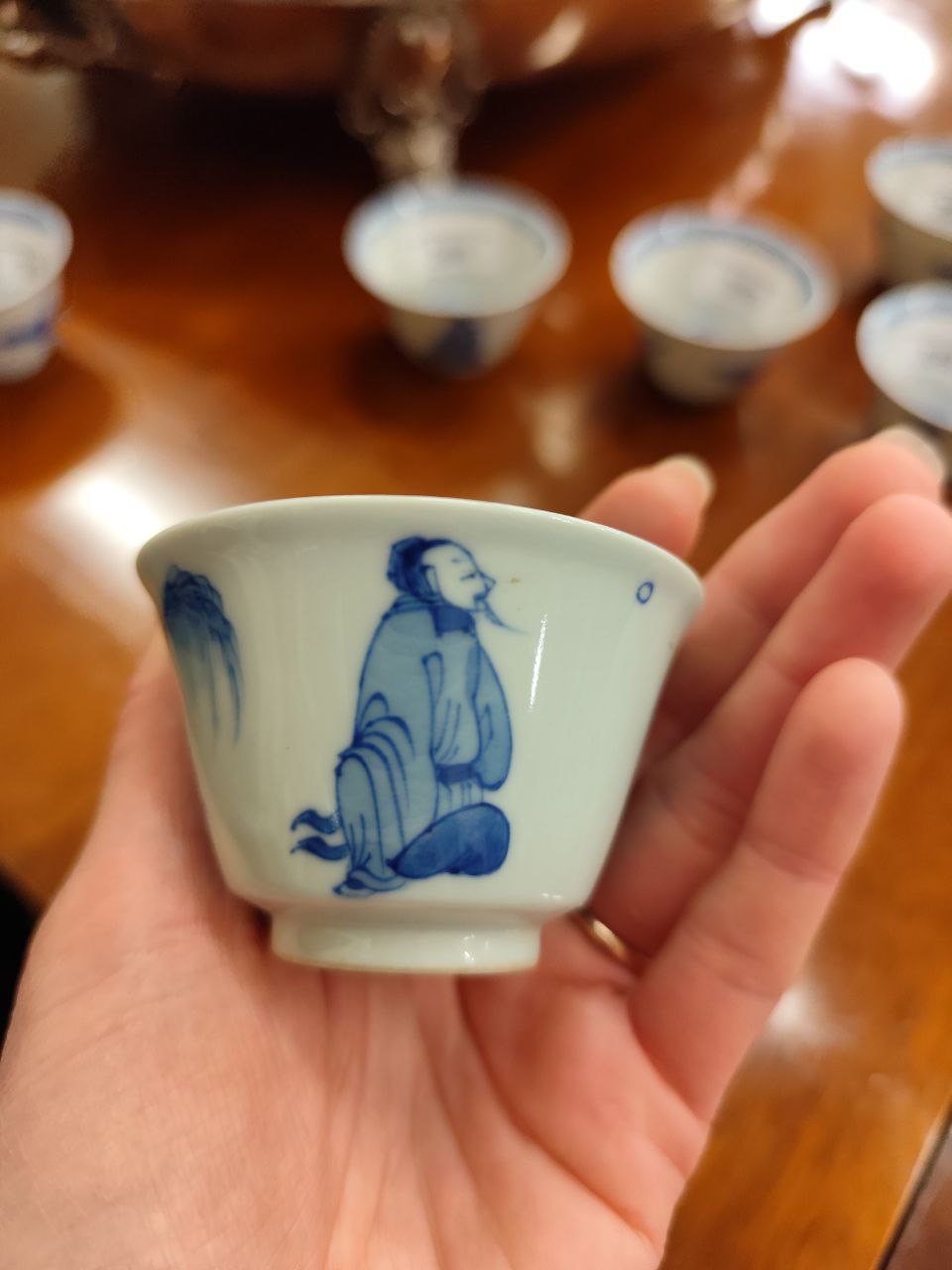 A set of 6 Chinese blue and white Tea Cups, each with landscape medallion interior, the exterior - Image 4 of 6