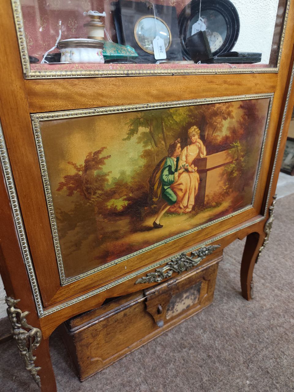 An early 20th Century French Verni Martin style brass mounted Vitrine, the three-quarter gallery - Bild 6 aus 7